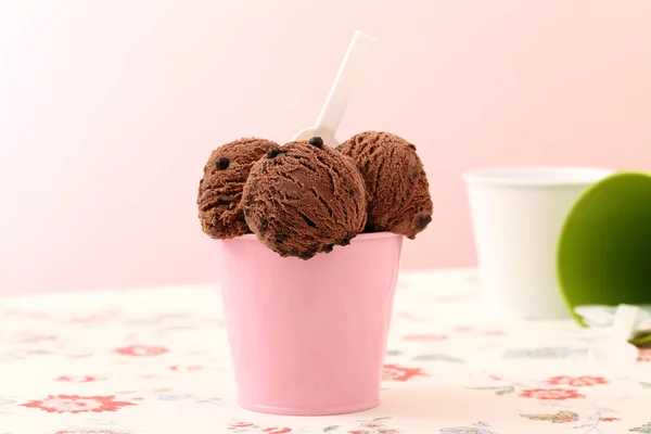 Шоколадный мороженое в розовой металлической чашке — стоковое фото