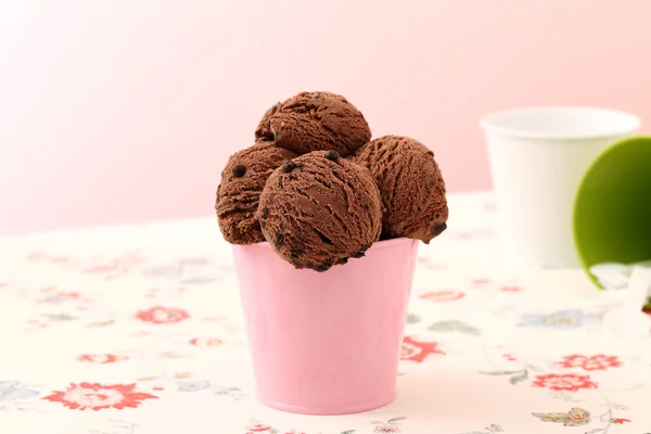 Gelato al cioccolato in tazza di metallo rosa — Foto Stock