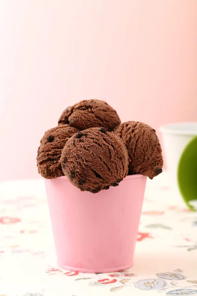 분홍색 금속 컵에 초콜릿 아이스크림 — 스톡 사진