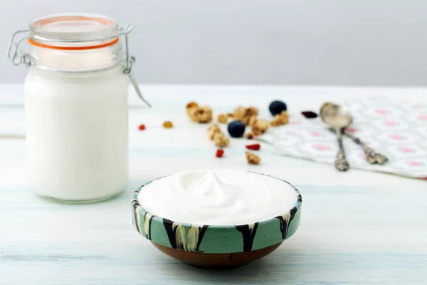 Gresk yoghurt i rustiskskål – stockfoto