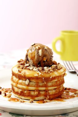 dondurma ve karamel ile Pancakes