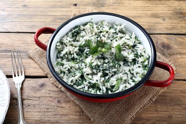 ısırgan nettles ile pirinç