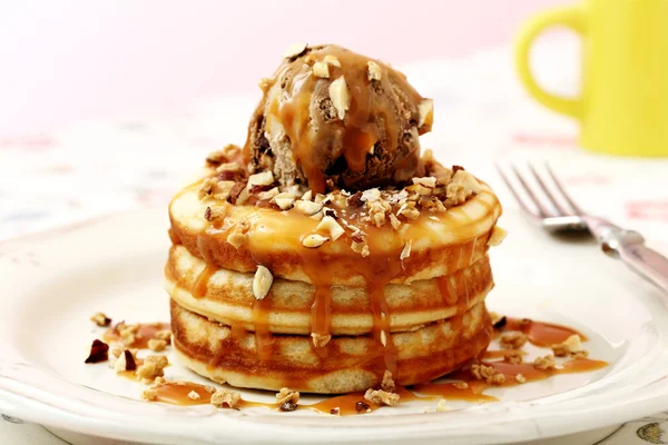 Pancakes with ice cream and caramel — Stock Photo, Image