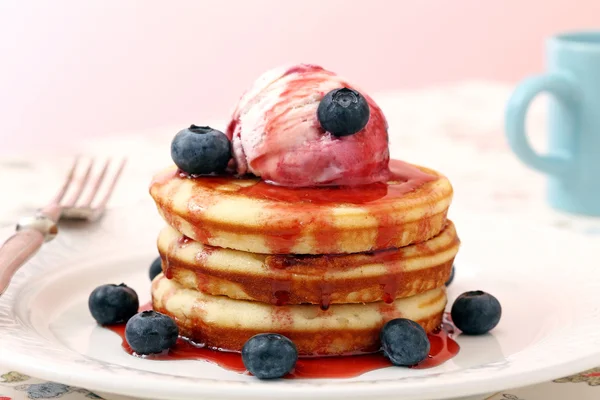 Pancakes with fresh blueberries — Stock Photo, Image