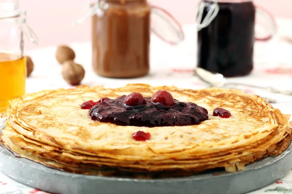 Frittelle con marmellata di bacche — Foto Stock