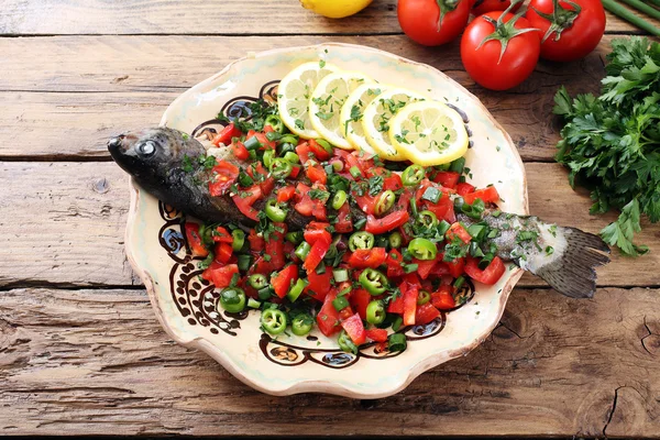 Fish with fresh vegetables salad — Stock Photo, Image