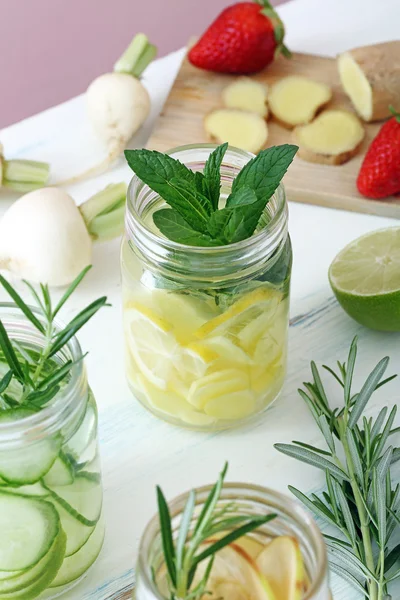 Citroen komkommer detox water — Stockfoto