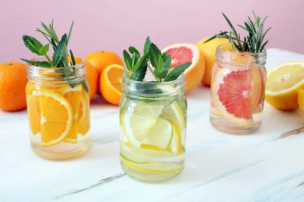 Detox water in een glas van de potjes mason — Stockfoto