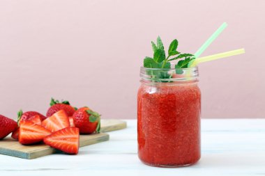 cam kavanozda çilek güler yüzlü