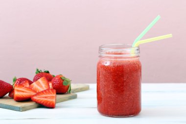 cam kavanozda çilek güler yüzlü