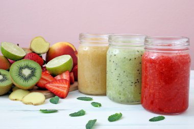 meyve smoothies bir cam kavanozlar