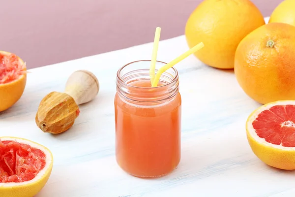 在一个玻璃瓶中的葡萄柚汁 — 图库照片