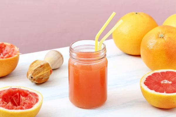 Grapefruitsap in een glazen pot — Stockfoto