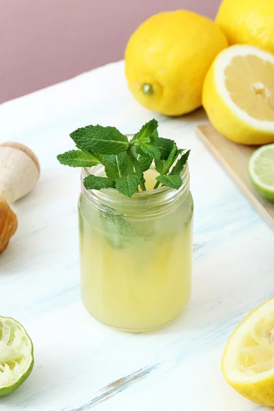 Lemon juice in a mason jar — Stock Photo, Image