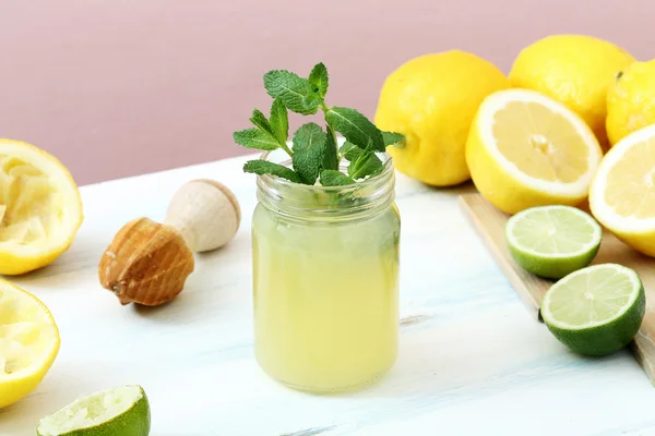 Suco de limão em um jarro de pedreiro — Fotografia de Stock