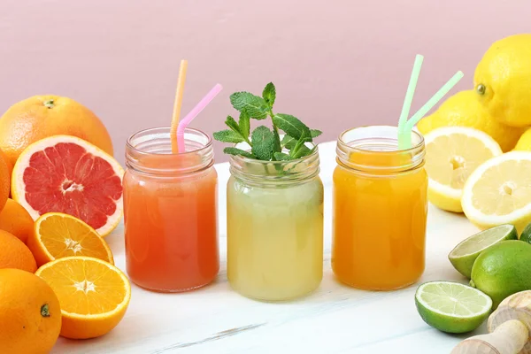 Saft aus frischem Obst — Stockfoto