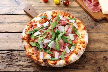 İştah açıcı pizza ahşap masa üzerinde