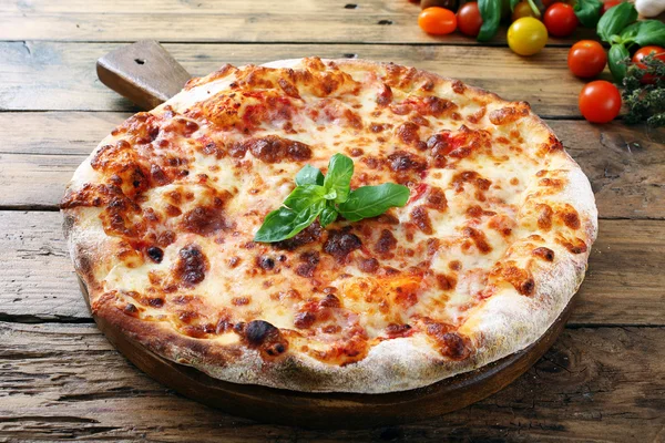 Pizza apetitosa com queijo — Fotografia de Stock
