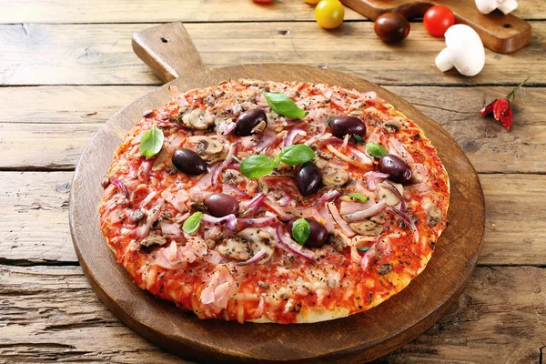 Appetitliche Pizza mit Oliven — Stockfoto