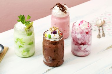 Renkli ev yapımı tatlılar