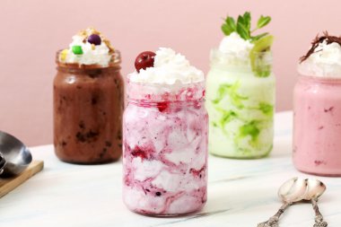 Renkli ev yapımı tatlılar