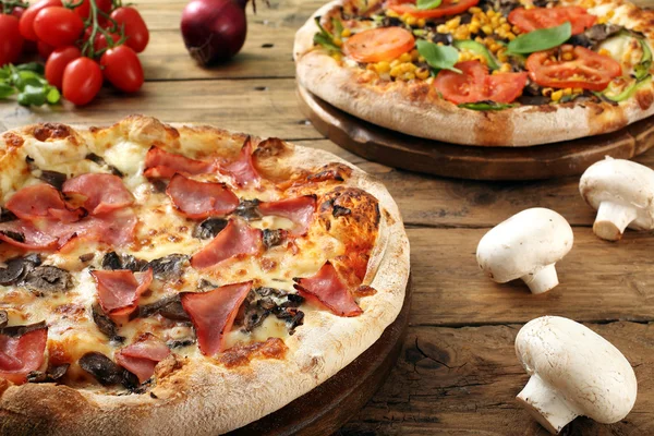 Две домашние пиццы — стоковое фото