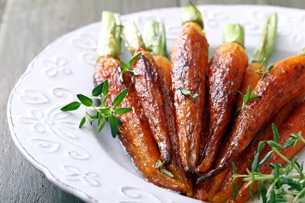 Whole grilled carrots — Stock Photo, Image
