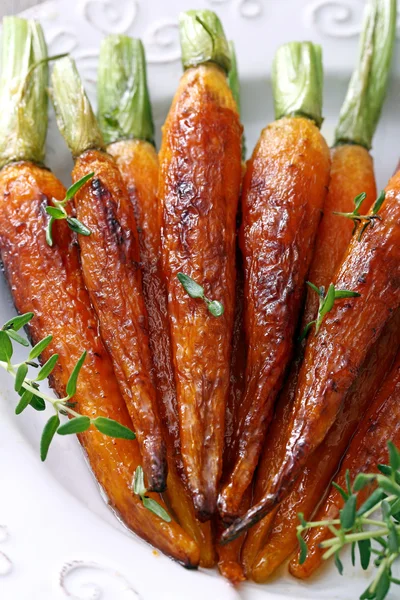 Whole grilled carrots — Stock Photo, Image