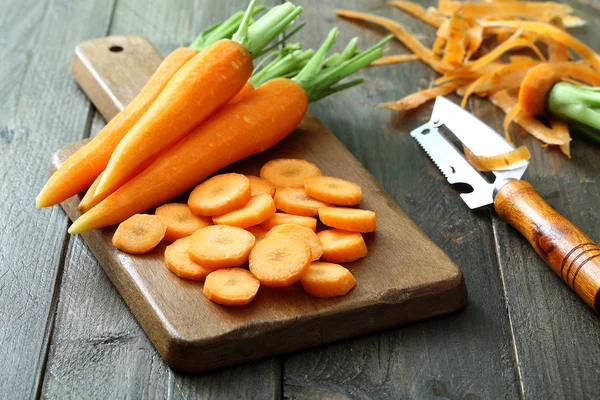 Cenouras cortadas e inteiras — Fotografia de Stock