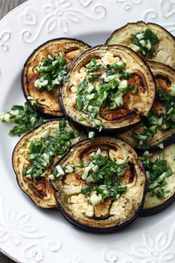 Izgara patlıcan dilimleri.