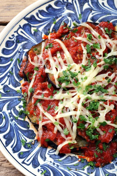 Ugnsbakad aubergine med tomater och ost — Stockfoto
