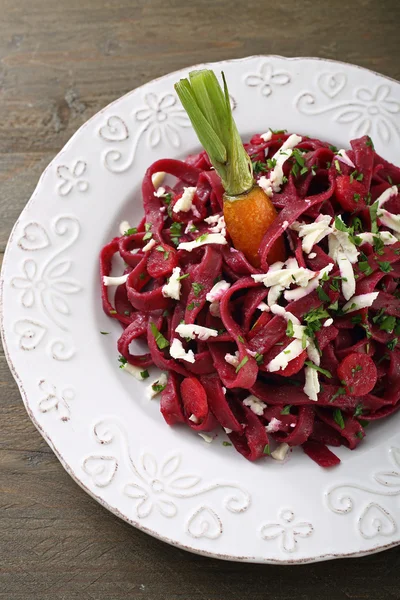 Vegetarian pasta with beetroot and carrots — Stock Photo, Image