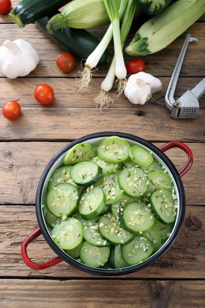 Zucchine in tegame metallico — Foto Stock