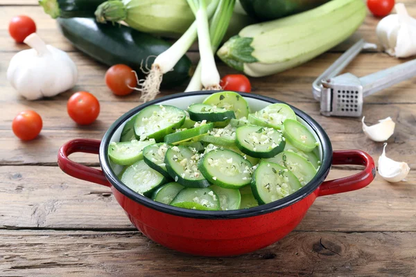 Zucchine in tegame metallico — Foto Stock