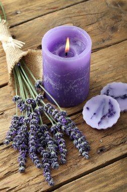 Lavanta çiçekleri ile mum