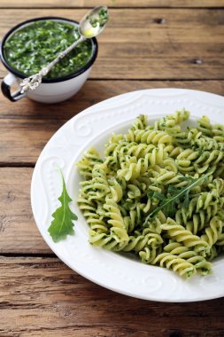 Pesto ile vejetaryen makarna