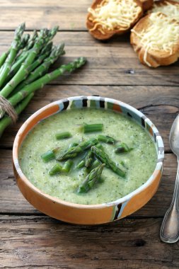 yeşil kuşkonmaz çorbası