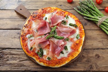 Kuşkonmaz ve jambon pizza