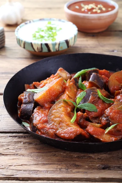 Ugnsbakad aubergine med tomater — Stockfoto