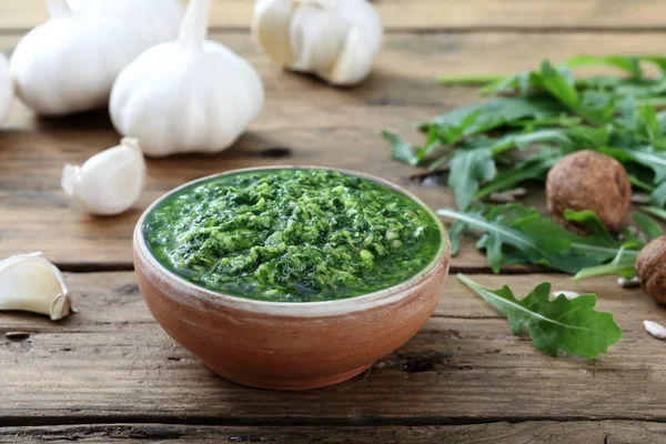 Pesto met knoflook in kom — Stockfoto