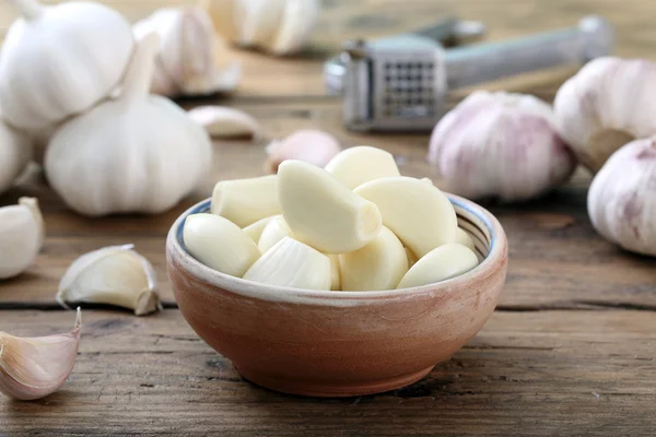 Garlic cloves in a bowl — Stock Photo, Image