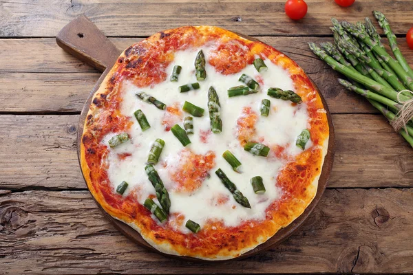 Pizza com espargos e presunto — Fotografia de Stock