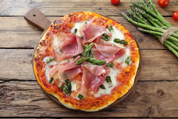 Pizza con asparagi e prosciutto — Foto Stock