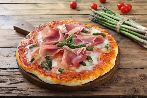 Pizza con asparagi e prosciutto — Foto Stock