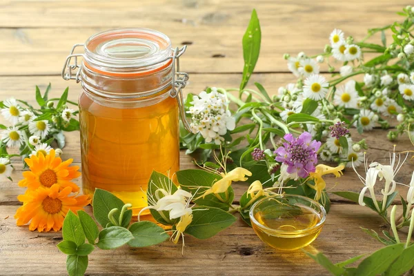 Honey and wild flowers — Stock Photo, Image