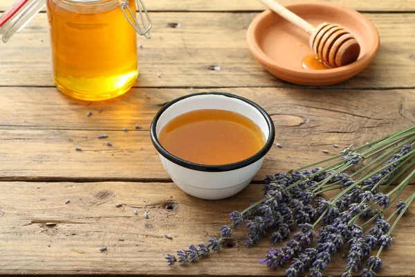 Lavender honey with fresh lavender flowers — Stock Photo, Image