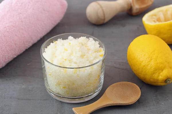 Zelfgemaakte scrub gemaakt van zee zout — Stockfoto