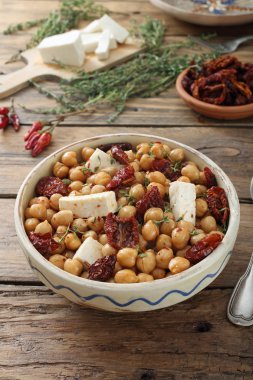 Soğuk ve besleyici nohut salatası