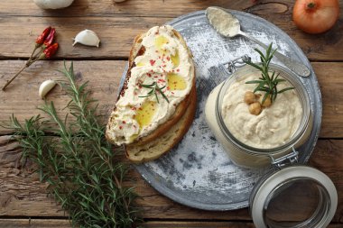 Bruschetta nohut krem Humus ile