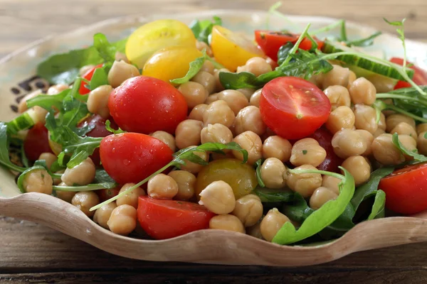 Kallt och näringsrik sallad på kikärtor — Stockfoto